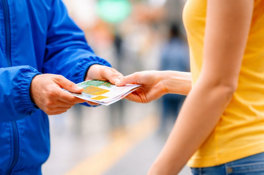 reparto de publicidad en mano